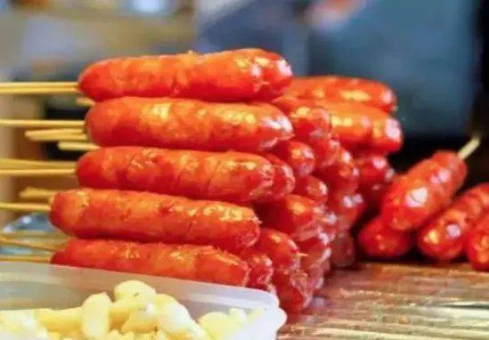 诱人外表下的健康隐患 过量食用香肠烤肠对身体的潜在伤害